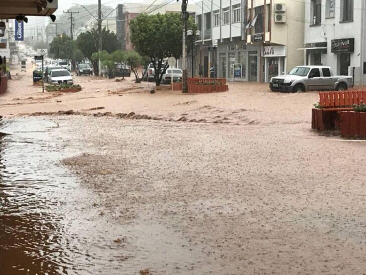 Moradores registraram momento em que área central da cidade ficou completada alagada na quarta-feira