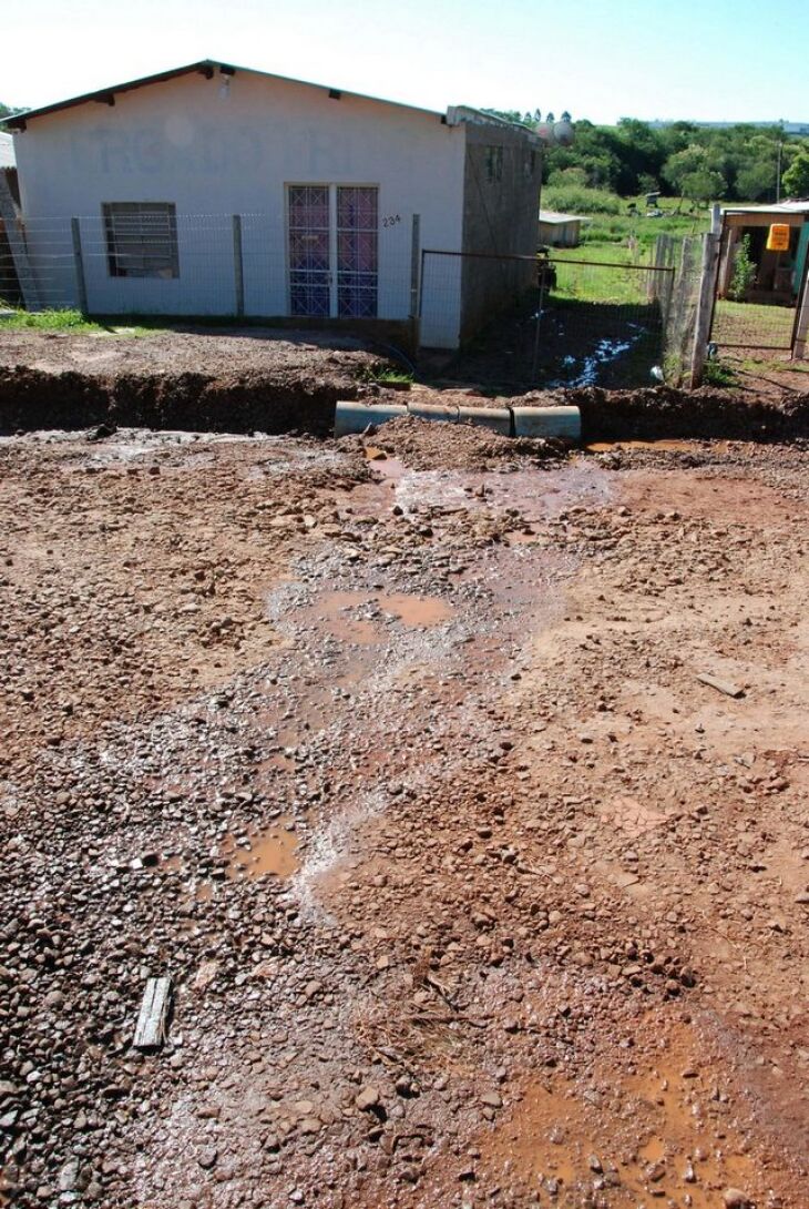 Água de esgoto passa pela rua e invade terrenos dos moradores