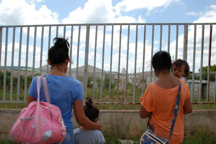 Denise, acompanhada da família, mora em frente do que deveria ser a Emei Parque do Sol. Todos os dias leva as filhas para creche do bairro Ipiranga para poder trabalhar.