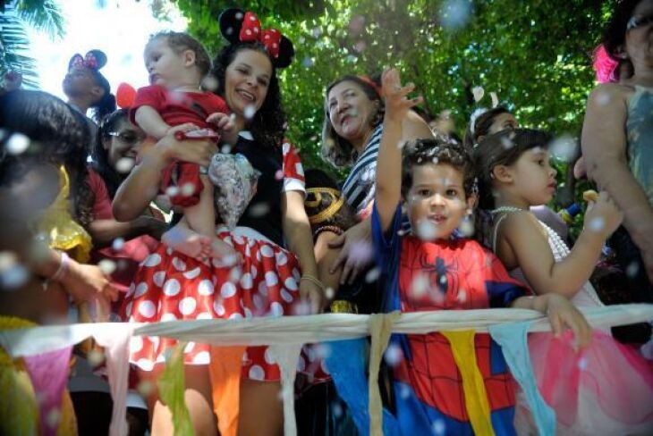 Crianças se divertem no carnaval