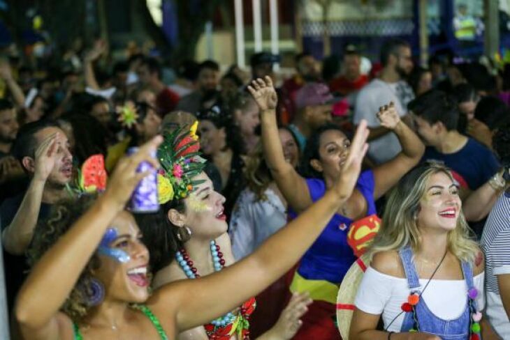 Bloco Novos Candangos anima foliões no Setor Comercial Sul, em Brasília