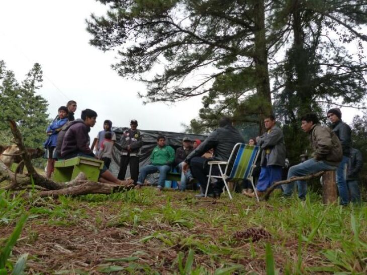 Grupo de índios reunidos em Mato Castelhano, em frente à Flona, em maio de 2016 Crédito: 