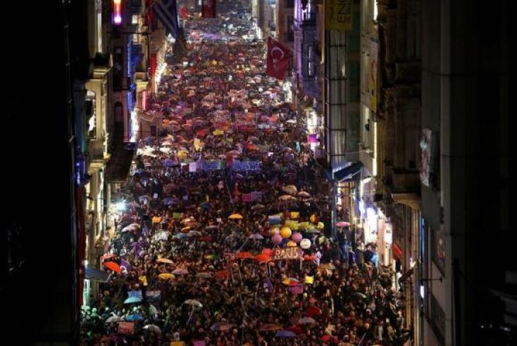 Centenas de pessoas marcham em Istambul, na Turquia