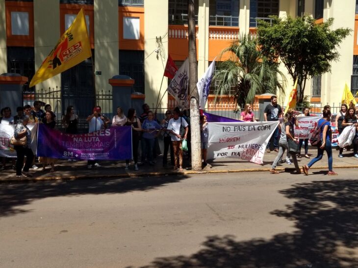 Aproximadamente cem pessoas estiveram presentes