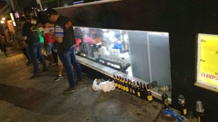 Das 75 pessoas abordadas, 48 foram multadas por consumo de bebidas alcoólicas em vias públicas na madrugada de domingo.