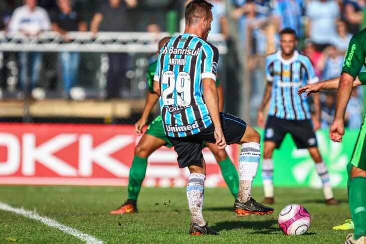 Arthur disputou seu primeiro jogo como titular no ano e marcou o último gol da partida