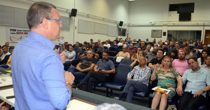 No encontro regional do PSB realizado sábado, em Passo Fundo, os socialistas defenderam a candidatura de Beto Albuquerque ao Senado. A tese é de que Passo Fundo e a Região Norte precisam de um representante em Brasília e Beto é uma expressiva lideran