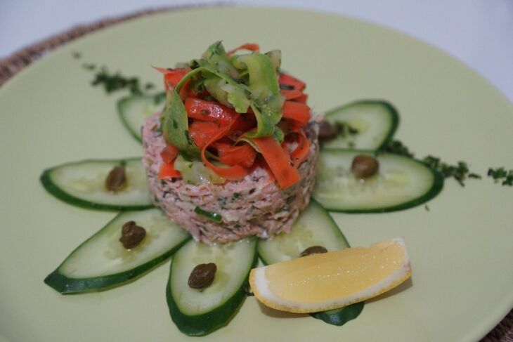 Rillette de Salmão, Pepino Japonês e Spaghetti de Vegetais à Juliene