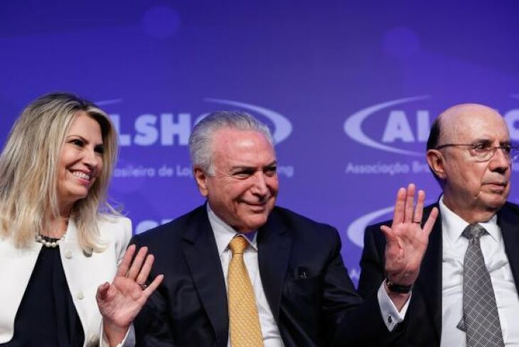 Foz do Iguaçu (PR) - A governadora do Paraná, Cida Borghetti, o presidente Michel Temer e o ex-ministro da Fazenda Henrique Meirelles durante o Painel de Honra do 3º Simpósio Nacional de Varejo e Shopping