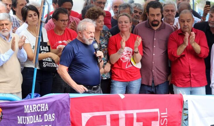 No sábado, antes de se entregar à Polícia Federal, Lula participou de uma celebração em memória de sua esposa e discursou por cerca de uma hora. Muitas pessoas manifestaram apoio ao ex-presidente