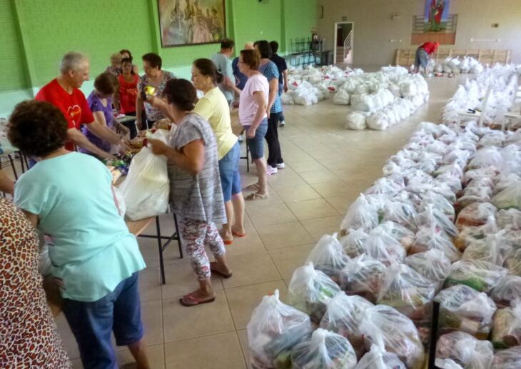 Mensalmente são distribuídas cerca de 517 sacolas de alimentos para as famílias cadastradas