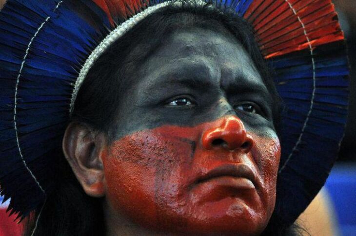 Índios brasileiros buscam na venda de produtos e turismo conquistar a autonomia