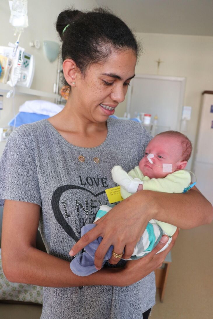 Iudi recebe o carinho da mãe enquanto aguarda a alta hospitalar