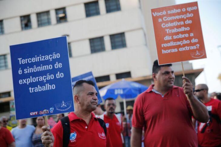 Manifestação do dia Internacional do Trabalho na Praça XV, região central da cidade, convocada pela Central ?snica dos Trabalhadores