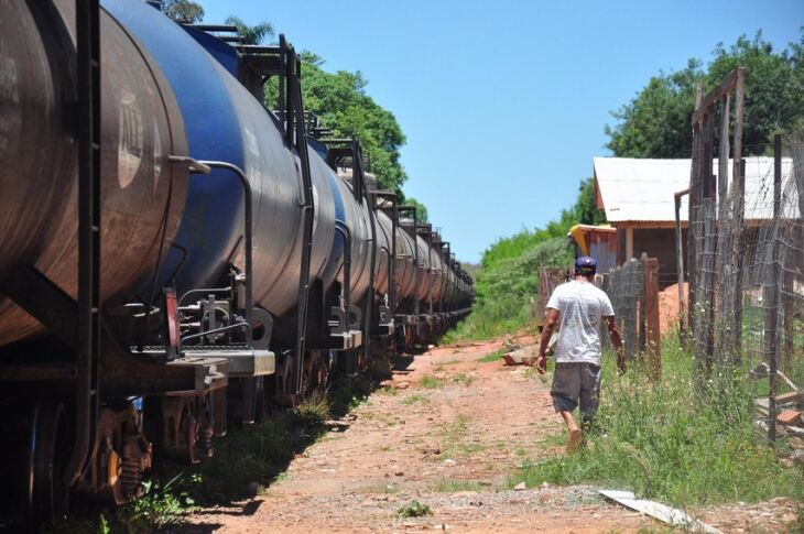 Pelo menos 1,4 mil famílias vivem ao longo dos 15 quilômetros da ferrovia em Passo Fundo