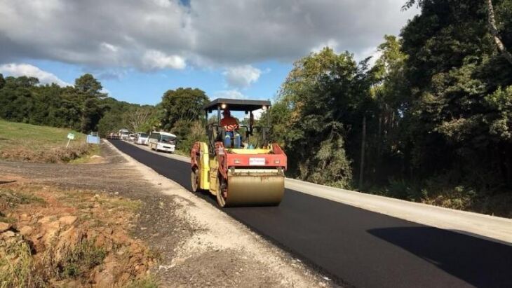 Depois de retirar o asfalto antigo, pista recebe duas camadas de asfalto novo