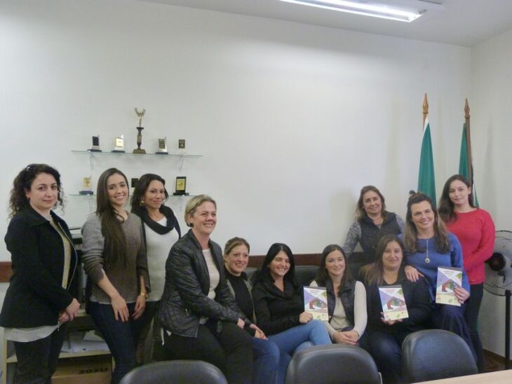 Apoiadoras e participantes do Projeto mostram livro construído pelas crianças e adolescentes da ala oncológica