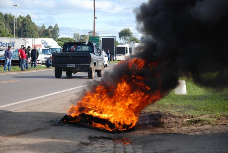 Manifestantes queimaram pneus durante protestos de ontem à tarde