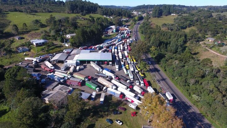 Em Soledade, caminhoneiros se aglomeram às margens da BR 386