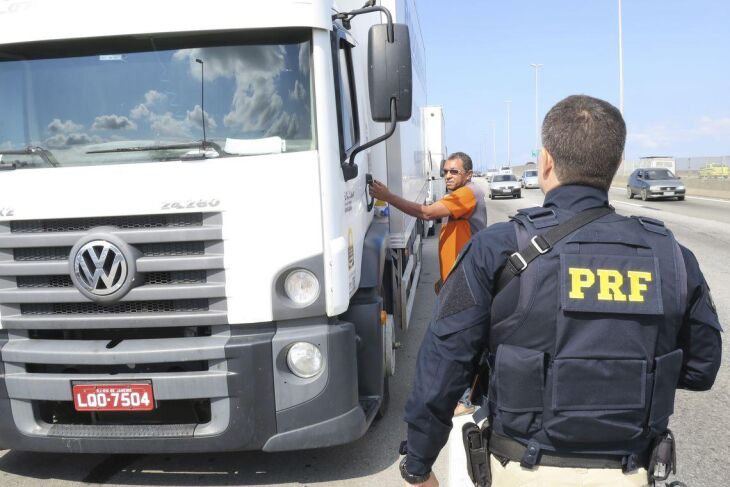 A Polícia Rodoviária Federal (PRF) determinou aos caminhoneiros que estão parados no acostamento da BR-040, em frente à Refinaria Duque de Caxias (Reduc), que retirem os caminhões.