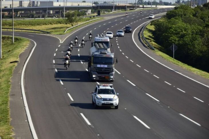 Caminhões com combustíveis saem das distribuidoras sob escolta da BM