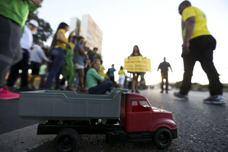 Um grupo de motoristas de guincho protesta neste domingo (27) na praça dos três poderes, em Brasília, pelo fim dos impostos que incidem sobre o diesel