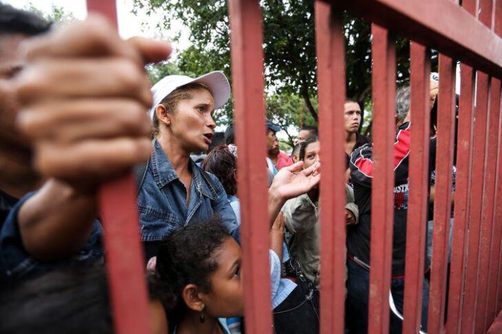 Venezuelanos aguardam vagas em abrigos para refugiados em Boa Vista