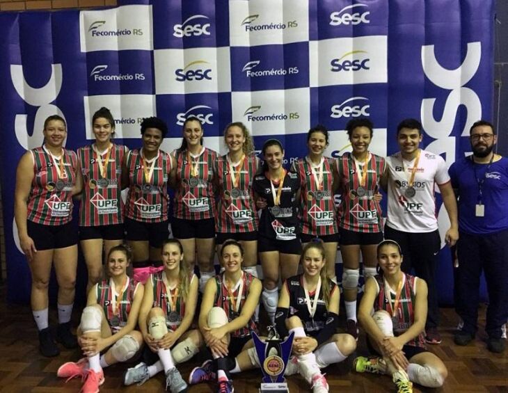 Time com as medalhas e o troféu do vice-campeonato