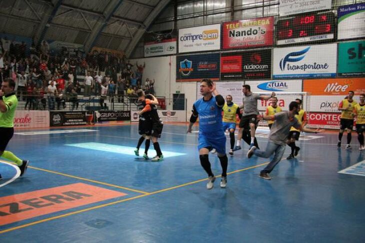 A primeira fase da Série Prata está chegando a sua metade e no último jogo em casa no primeiro turno o Passo Fundo Futsal/Fasurgs/Valtra Razera alcançou a liderança da competição. A quarta vitória consecutiva no estadual aconteceu no sábado à no