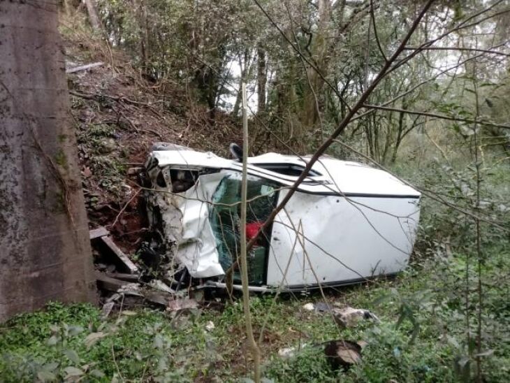 Veículo ficou completamente destruído com a queda