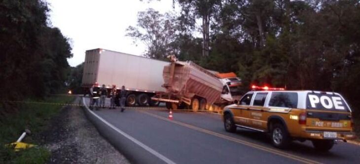 Ontem, um acidente entre dois caminhões deixou a rodovia trancada toda a manhã e parte da tarde