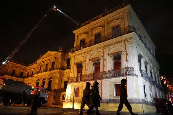 Incêndio iniciou por volta das 19h30 de domingo, logo após o local ter sido fechado para visitação