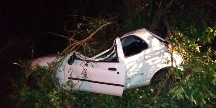 Carro saiu fora da pista e colidiu em uma árvore