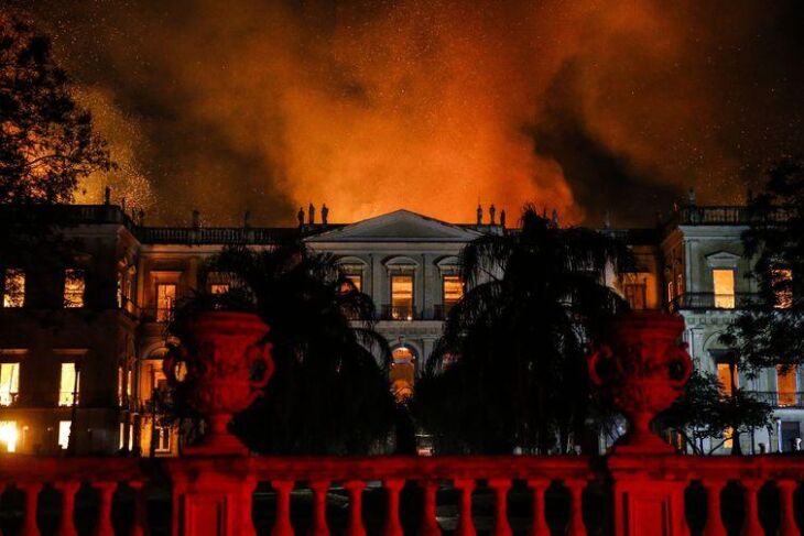 Um incêndio atingiu, no início do mês, o Museu Nacional do Rio de Janeiro, na Quinta da Boa Vista, destruindo o palácio e a maior parte de seu acervo