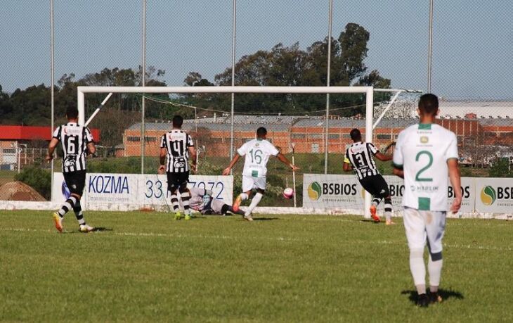 Rafinha Magalhães entrou no intervalo e marcou o primeiro gol do jogo