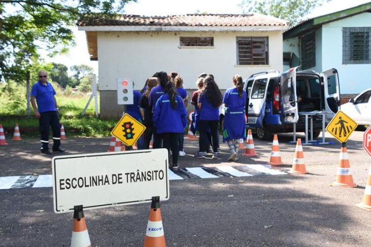 Os muros que antes dividiam e isolavam, hoje abrigam o espaço da construção de um novo horizonte para a vida de centenas de estudantes