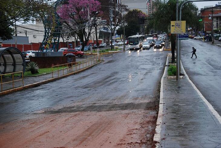 O pavimento cedeu no local onde passa a rede de esgoto