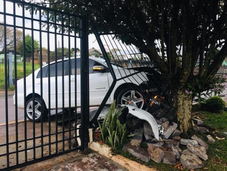 Motorista abandonou o carro após bater em uma grade