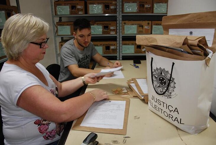 Servidores irão organizar materiais das eleições e preparar urnas para segundo turno