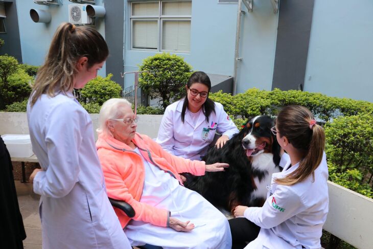 Dona Elsilinda na sessão de Pet Terapia