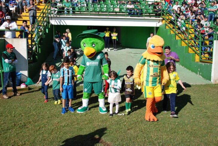 Mascotes estiveram presentes na Arena