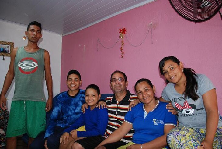 Família Castillo está há 15 dias instalada em uma casa, na vila Luiza em Passo Fundo