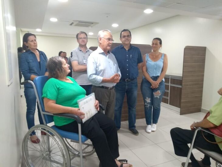 Presidente do HSVP, José Miguel Rodrigues da Silva e equipe da Unidade 2 recebendo pacientes do mutirão