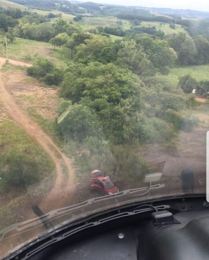 Imagens feitas do helicóptero mostram o veículo abandonado pelos bandidos após o assalto em Trindade do Sul