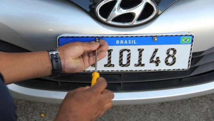 A primeira placa Mercosul instalada é de um HB20 que trocou de dono em Porto Alegre