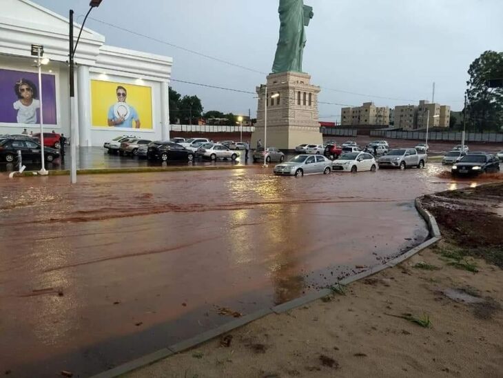 Os memes não pouparam a cena: ?EURoePasso Fundo esta de parabéns por simular o oceano em volta da réplica da Estatua da Liberdade?EUR?