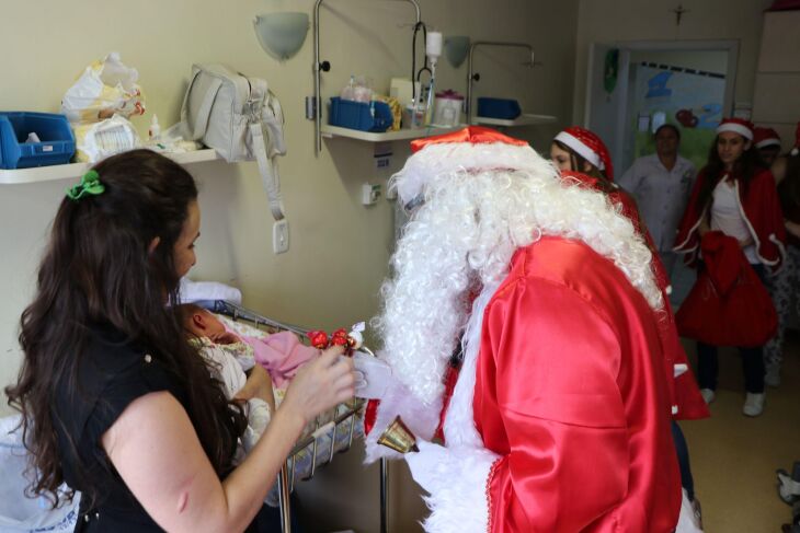 Papai Noel e seus ajudantes encantaram as crianças na Pediatria