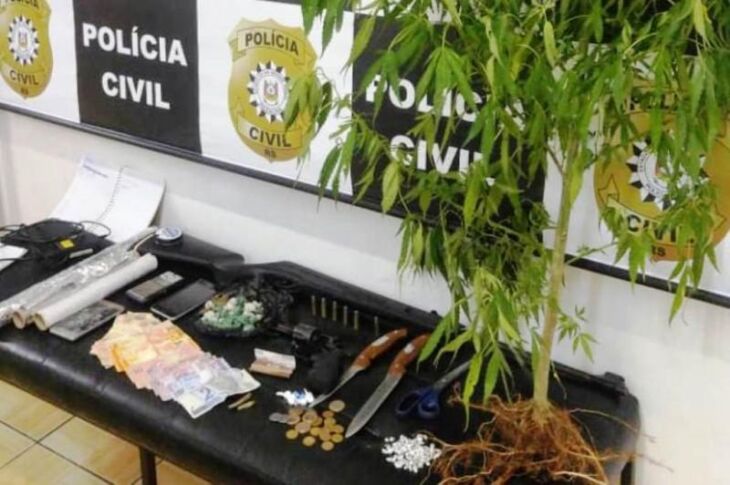 Foram apreendidos drogas e uma arma de fogo