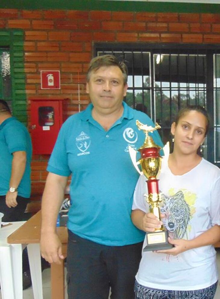 Marcos Baril, diretor do clube e Keli Ferreira, campeã de 2018