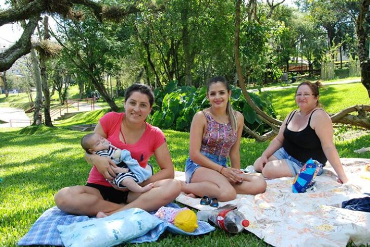 Tarde de calor é convite para fazer piquenique com as crianças no Parque da Gare